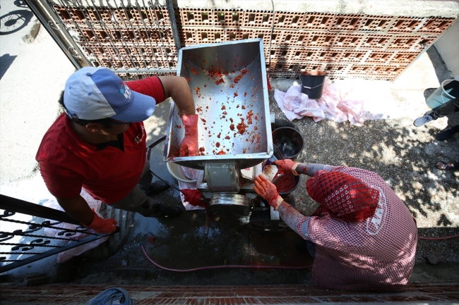 Hız çifti, seyyar salça makineleriyle evlere hizmet sunuyor